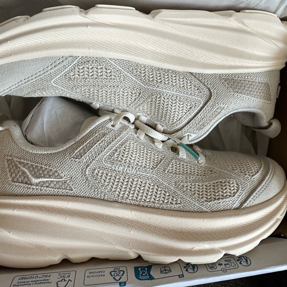 Hoka Shoes - Hoka Women's Sneakers Cream Knit Lightweight Trainers

Women’s 7.5/Men’s 6.5